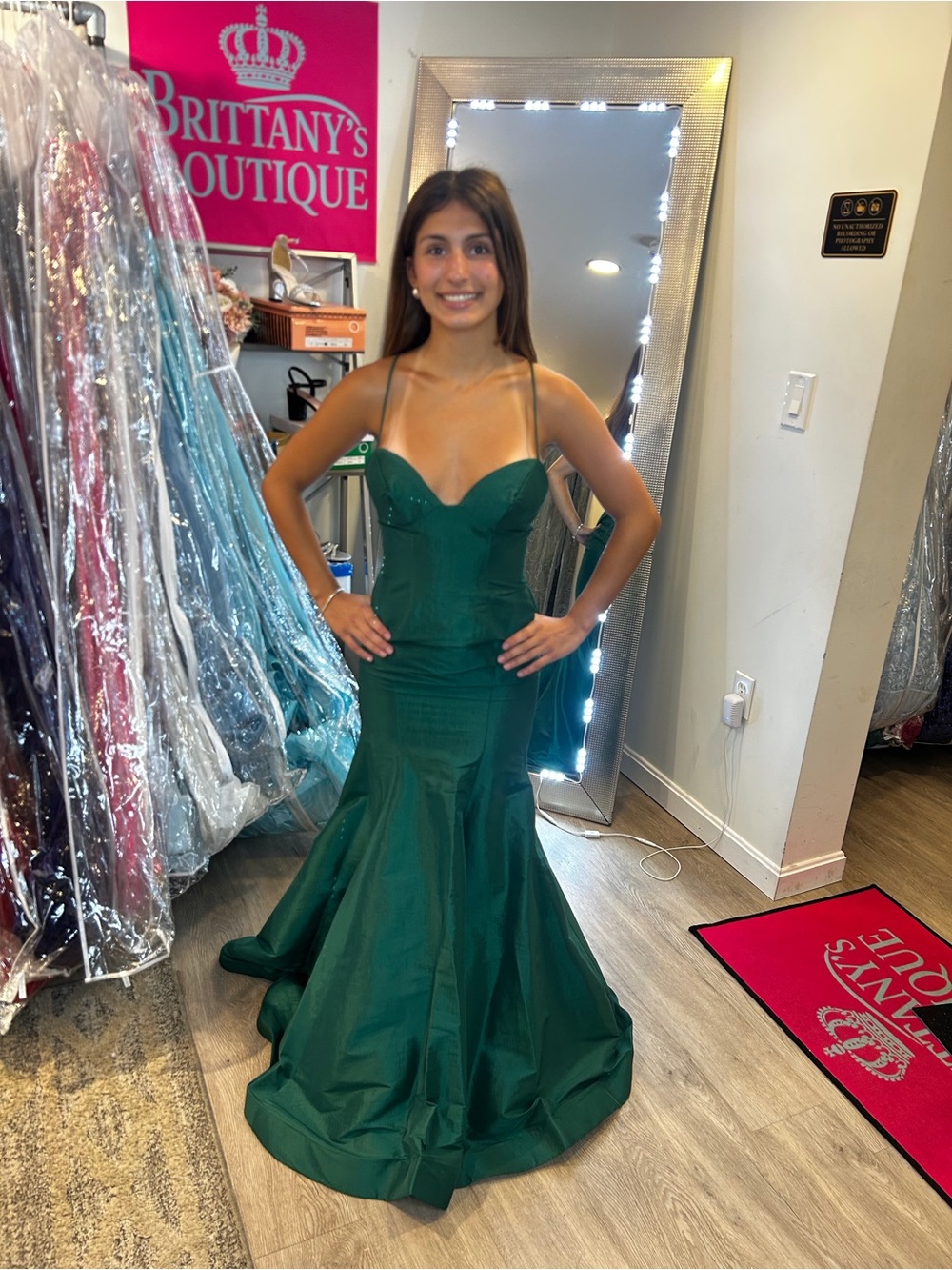 Elegant Green Mermaid Evening Dress with Spaghetti Straps
